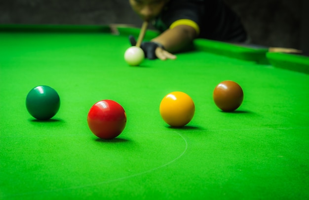 speler snooker leert schieten op rode bal