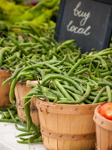 Sperziebonen pepers op de lokale boerenmarkt.