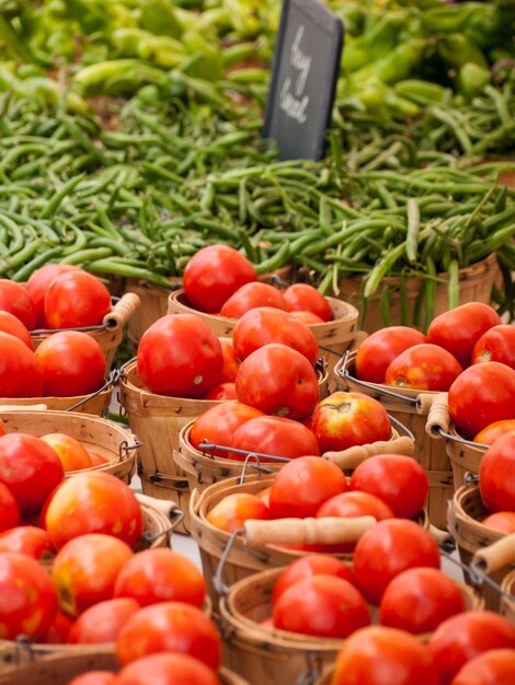 Sperziebonen pepers op de lokale boerenmarkt.