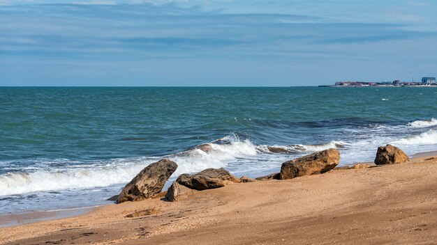 Spetterende grote golven op zandstrand