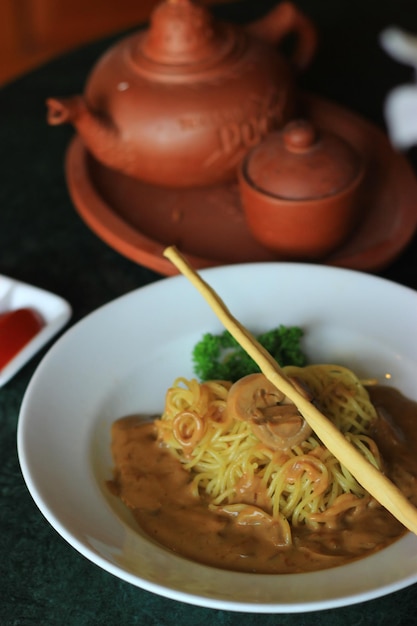 Sphagetti met champignons en kerriesaus voedsel achtergrond