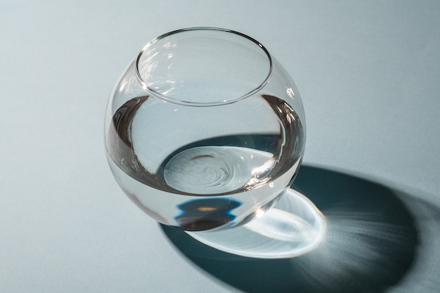 影とハイライトで分離された水で球形透明花瓶