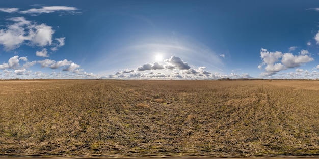 Сферическая 360-градусная панорама hdri среди сельскохозяйственных полей с облаками на голубом небе в равнопрямоугольной бесшовной проекции используется в качестве замены неба в разработке игр с беспилотными панорамами в качестве купола неба или VR-контента