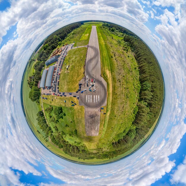 Photo a spherical panorama from a bird's eye view over the runway of a small airfield