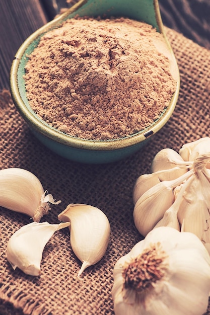 Spice gemalen knoflook rustieke stijl op een houten tafel close-up geen mensen selectieve focus afgezwakt