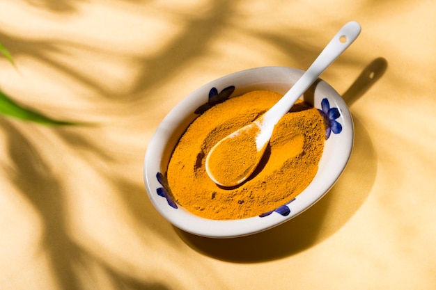 Foto ravviva la tua vita con la curcuma in un delizioso piatto al curry dalle sfumature naturali