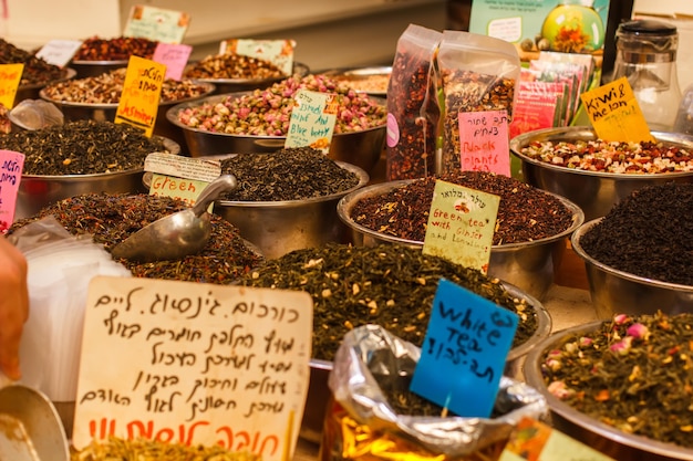 写真 イスラエル、エルサレムで市場に出回っているスパイスとお茶