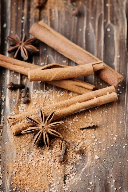 Foto spezie cannella ed anice sulla tavola di legno