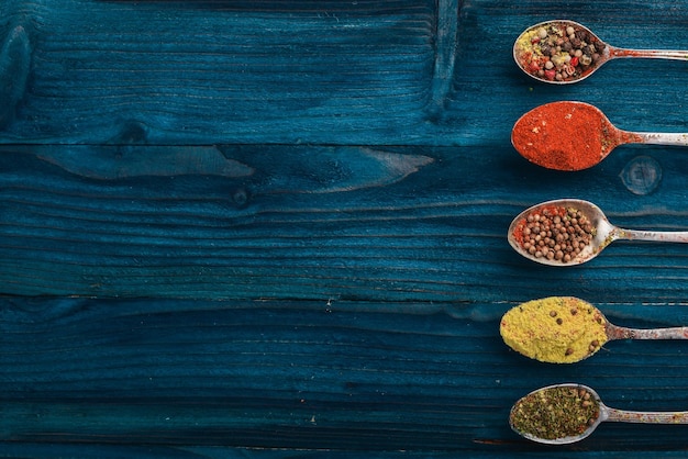 향신료와 허브 다양한 향신료 인도 요리 나무 테이블 상단 보기 텍스트를 위한 여유 공간
