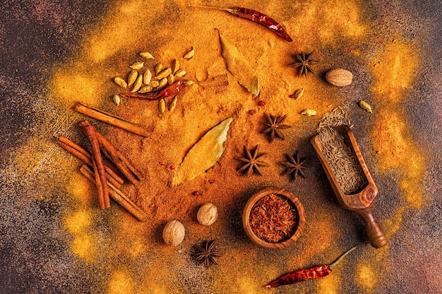 Foto spezie ingredienti per cucinare. concetto di spezie. vista dall'alto.