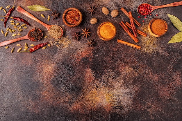 Spezie ingredienti per cucinare. concetto di spezie. vista dall'alto.