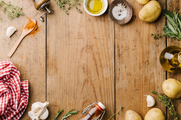 Foto spezie e ingredienti per cucinare su legno