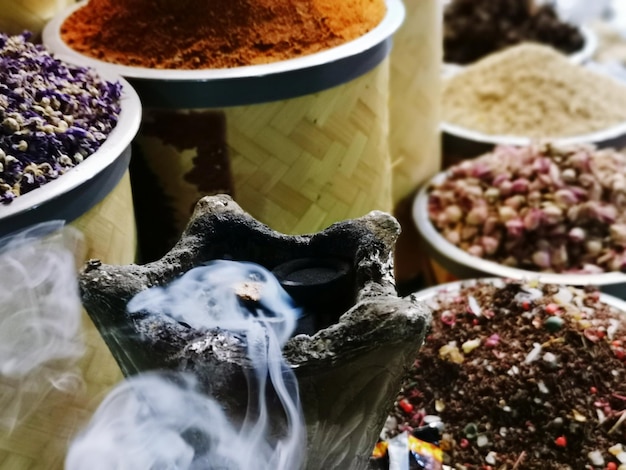 写真 ドバイのスパイス・ソーク (spice souk) におけるスパイス