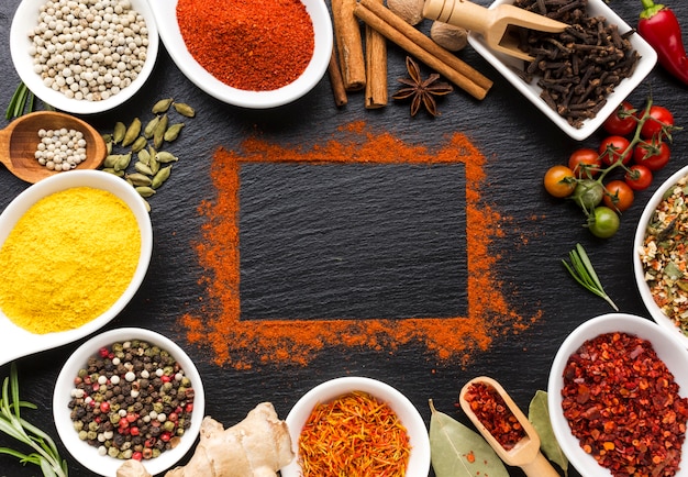 Photo spices powder and pieces on table