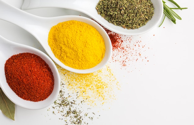 Photo spices powder on spoon on table