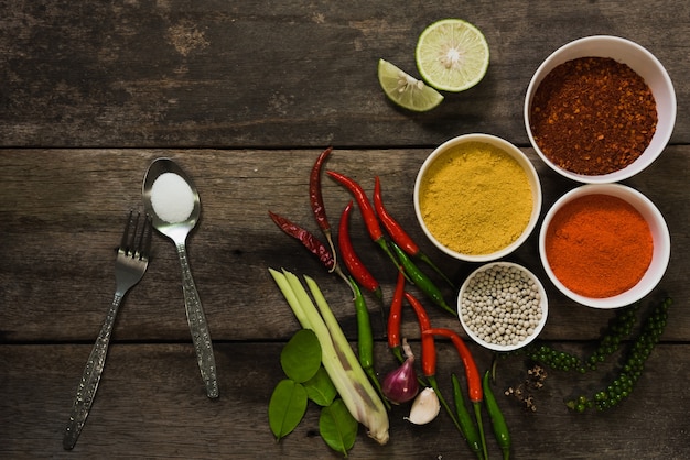 Foto spezie con ingredienti su sfondo scuro. cibo asiatico, concetto di cucina