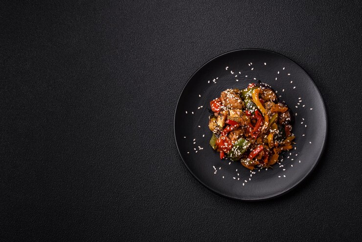 Photo spicy asian dish with sliced meat fillet hot pepper carrots and sesame seeds