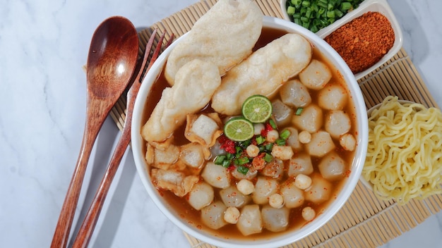 매운 Bakso Aci는 하얀 그릇에 담긴 인도네시아 전통 음식입니다.