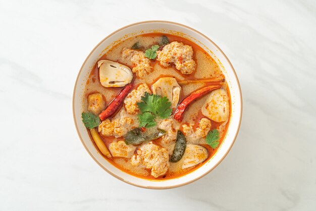 버섯을 곁들인 매운 삶은 돼지고기 수프 - Tom Yum - 아시아 음식 스타일