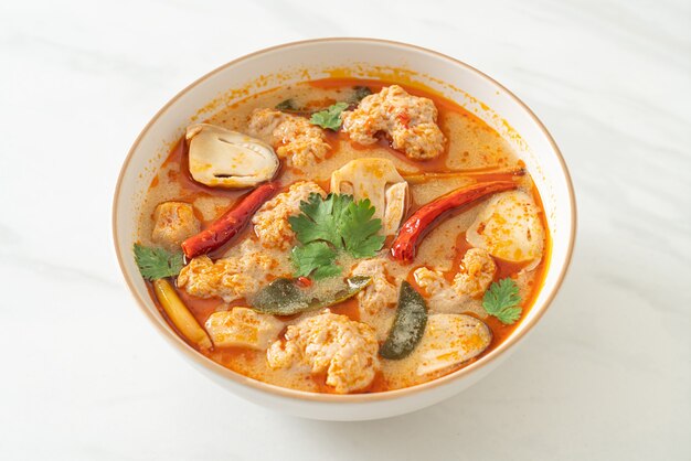 버섯을 곁들인 매운 삶은 돼지고기 수프 - Tom Yum - 아시아 음식 스타일