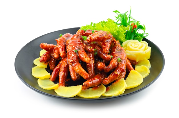 Spicy Chicken Feet Korean Food Style decoratie gesneden lente-ui en groenten zijaanzicht