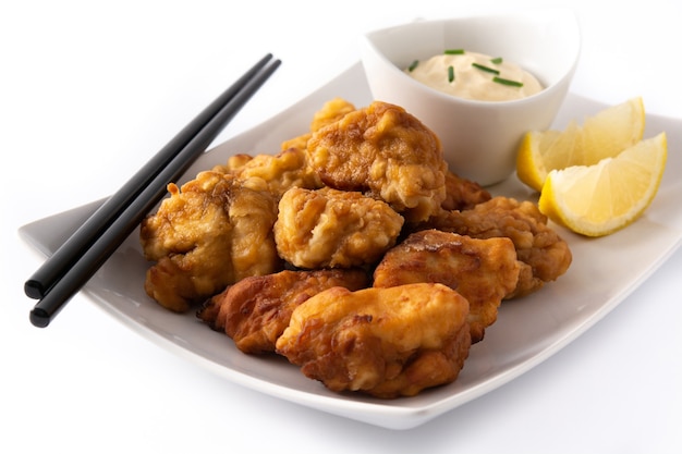 매운 치킨 karaage 흰색 배경에 고립