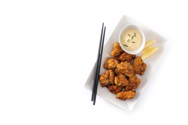 매운 치킨 karaage 흰색 배경에 고립입니다.