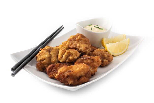 매운 치킨 karaage 흰색 배경에 고립입니다.