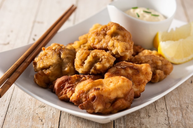 나무 테이블에 매운 치킨 karaage