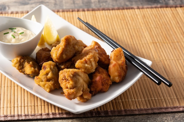 나무 테이블에 매운 치킨 karaage