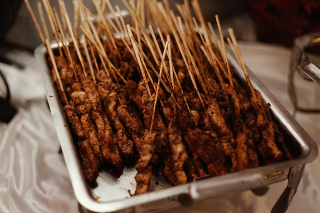 Photo spicy chicken sate grilled bbq satay sticks indonesian food chicken satay or sate ayam