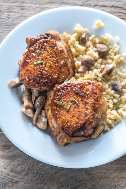 Foto pollo piccante con bulgur e funghi