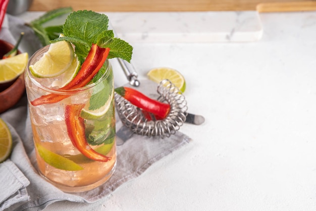 Foto limonata di tè ghiacciato al peperoncino piccante o cocktail al mojito