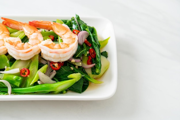 새우와 매운 중국 케일 샐러드 - 아시아 음식 스타일