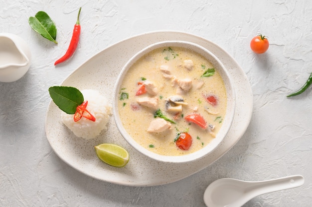 Zuppa di tom kha gai piccante al cocco con cibo tailandese asiatico di pollo pomodorini