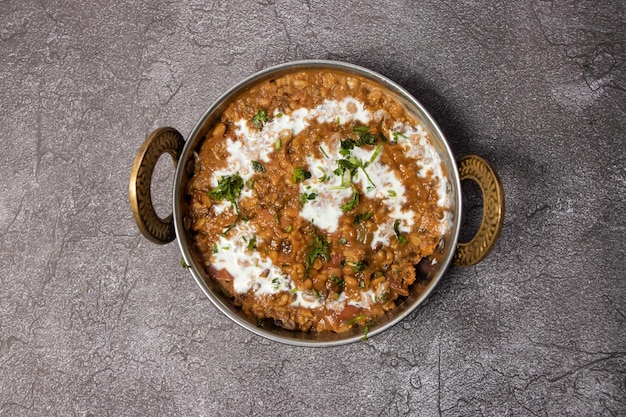 辛口のダールマクニ (Dal makhni) またはダールバターレンチ (Dal butter lentil) は,バックグラウンドに隔離されたカラヒで提供されます. バングラデシュの食事のトップビュー