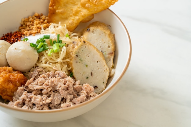 つみれとエビのスープなしのスパイシーな卵麺-アジア料理スタイル