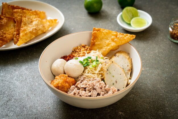 острая яичная лапша с рыбными шариками и шариками из креветок без супа - стиль азиатской кухни