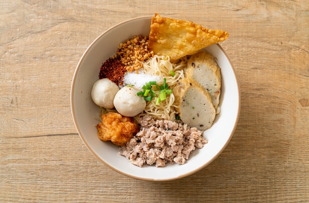 생선 공과 수프가 없는 새우 공을 넣은 매운 계란 국수 - 아시아 음식 스타일