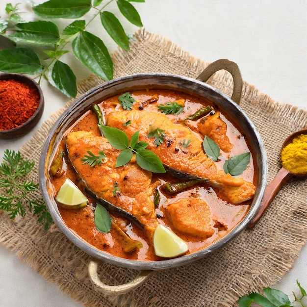 Photo spicy fish curry_seer fish curry traditional indian fish curry white background