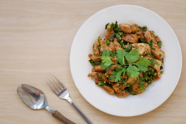 Insalata di maiale alla griglia piccante.