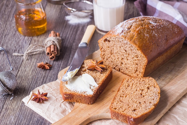 Spicy honey cake with sugar powder