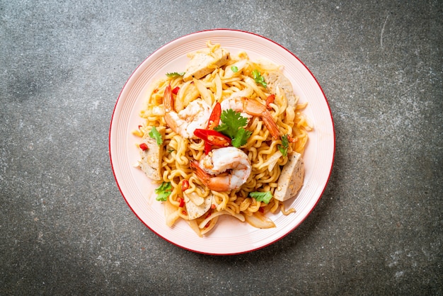 Insalata di spaghetti istantanei piccanti con gamberetti - stile tailandese