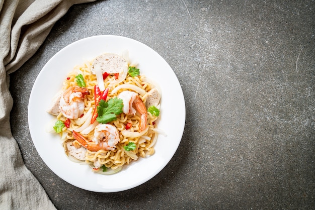 エビのスパイシーインスタントラーメンサラダ-タイ料理スタイル