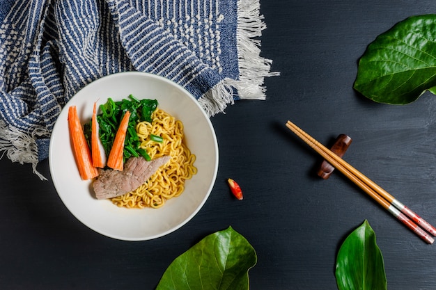 牛肉とかにのスパイシーな即席麺。上面図