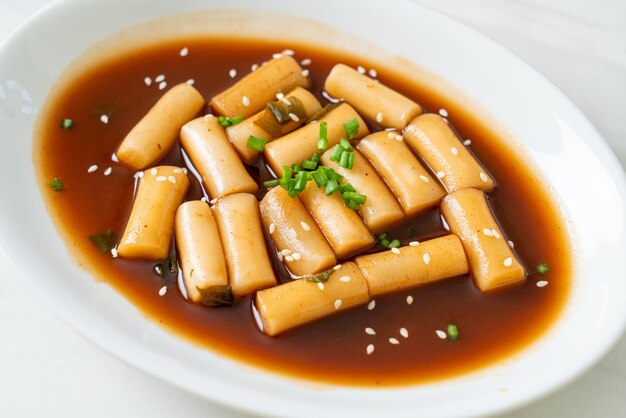 Пряный Jjajang Tteokbokki или корейский рисовый пирог в остром соусе из черной фасоли - стиль корейской кухни