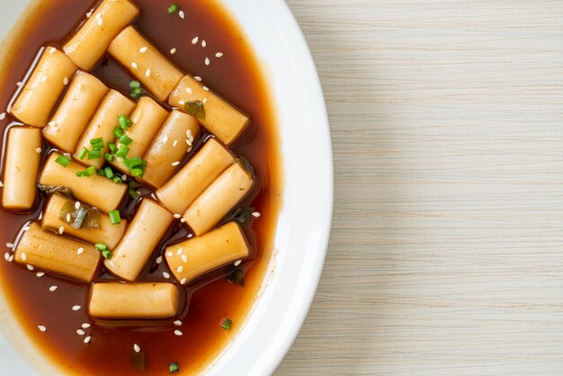 Пряный Jjajang Tteokbokki или корейский рисовый пирог в остром соусе из черной фасоли - стиль корейской кухни