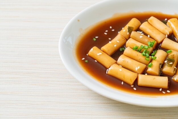 スパイシーなジャジャントッポッキまたはスパイシーな黒豆ソースの韓国餅韓国料理スタイル