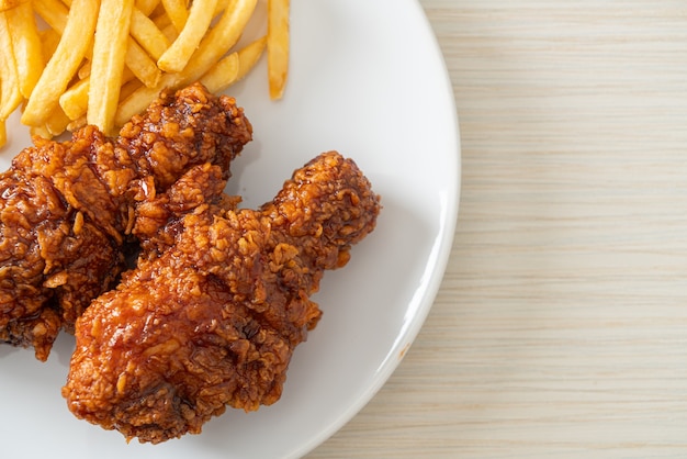 Pollo fritto alla coreana piccante con patatine fritte