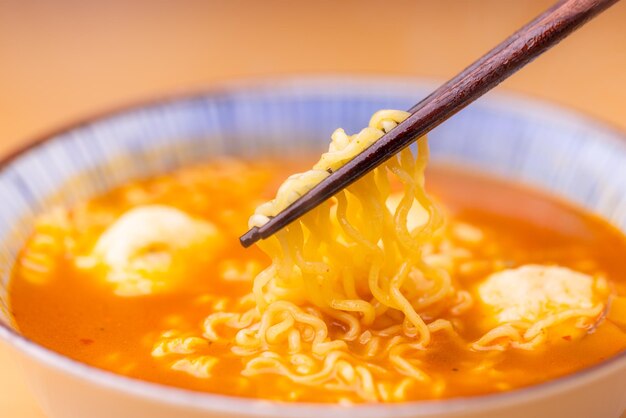 Photo spicy korean instant noodles bowl